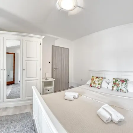 Penthouse Zola With Private Parking Apartment Medulin Exterior photo