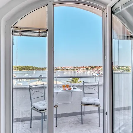 Penthouse Zola With Private Parking Apartment Medulin Exterior photo