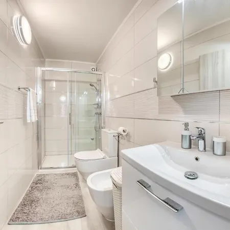 Penthouse Zola With Private Parking Apartment Medulin Exterior photo